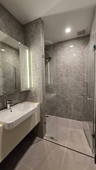 bathroom of Noble Around Ari