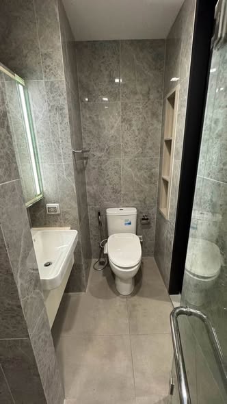 bathroom of Noble Around Ari