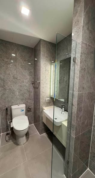 bathroom of Noble Around Ari