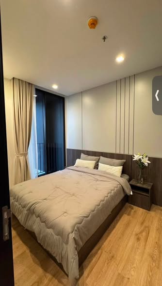 bedroom of Noble Around Ari