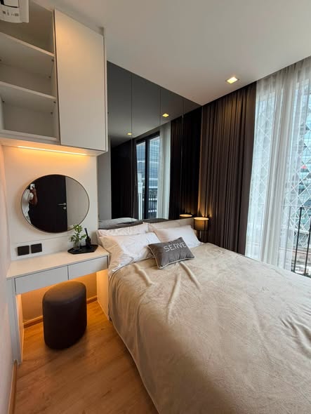 bedroom of Noble Around Ari