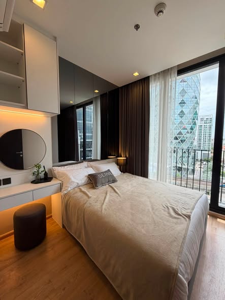 bedroom of Noble Around Ari