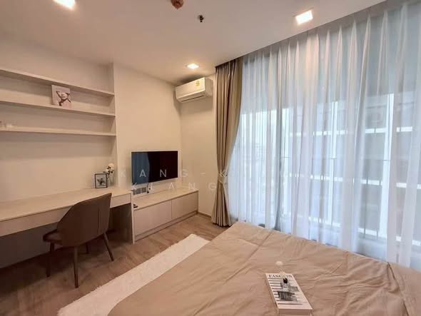 bedroom of Noble Around Ari