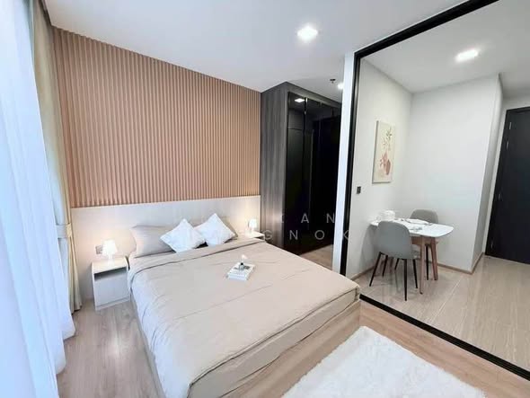 bedroom of Noble Around Ari