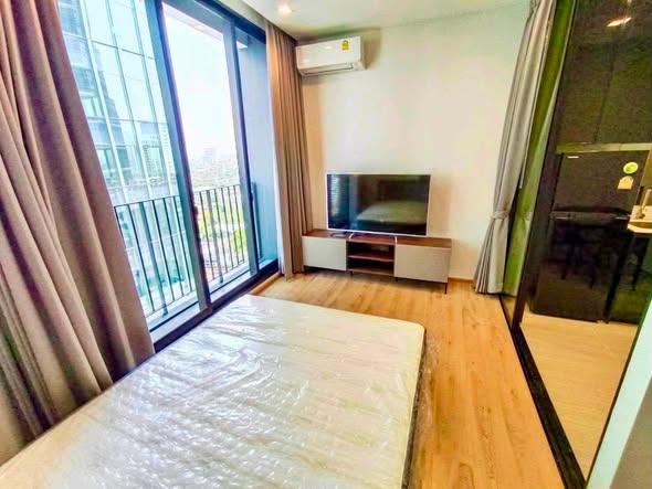 bedroom of Noble Around Ari