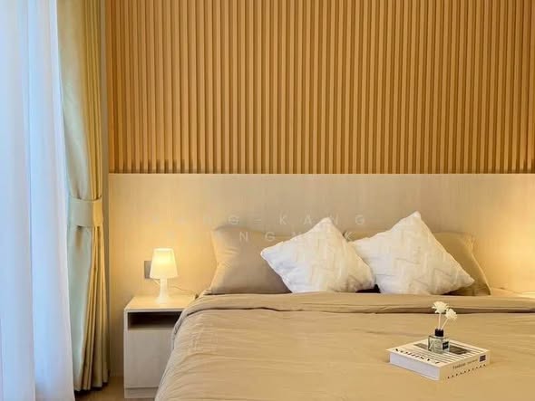 bedroom of Noble Around Ari