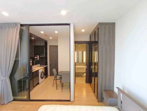 bedroom and room interior of Noble Around Ari