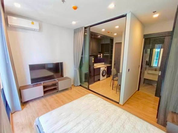 bedroom and room interior of Noble Around Ari