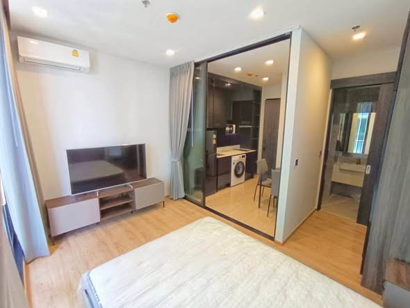 bedroom and room interior of Noble Around Ari