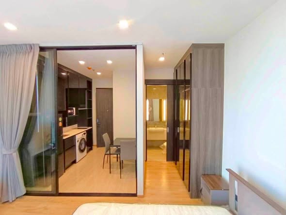 bedroom and room interior of Noble Around Ari