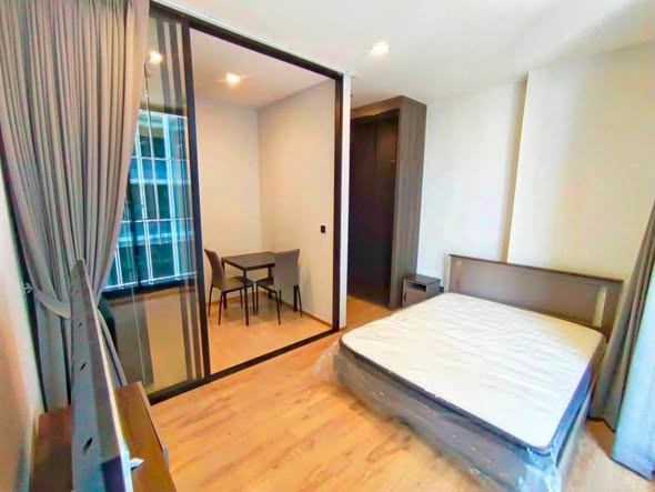 bedroom and room interior of Noble Around Ari