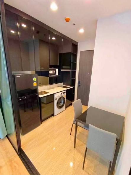 room interior of Noble Around Ari