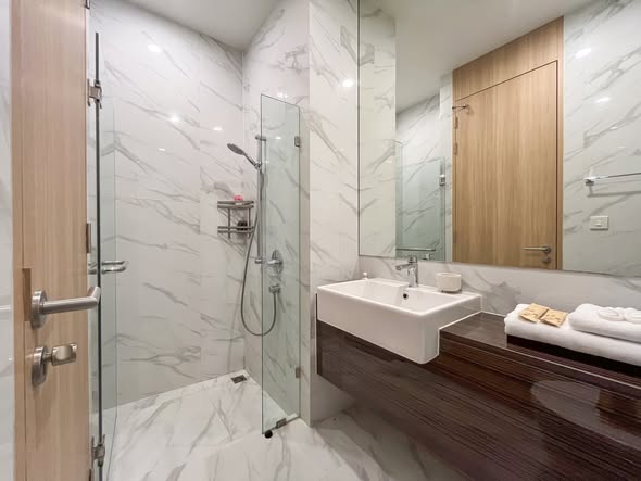 room interior and bathroom of Noble BE 19