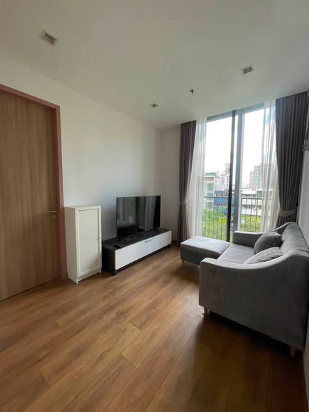 bedroom and living room of Noble BE33