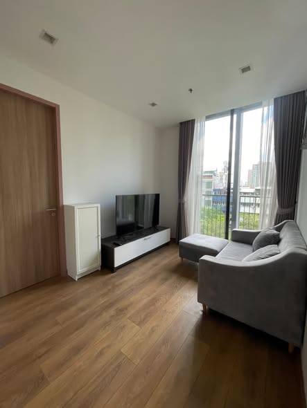bedroom and living room of Noble BE33