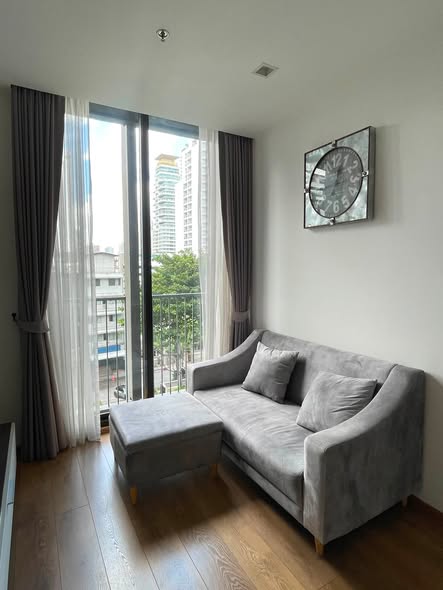 bedroom and living room of Noble BE33