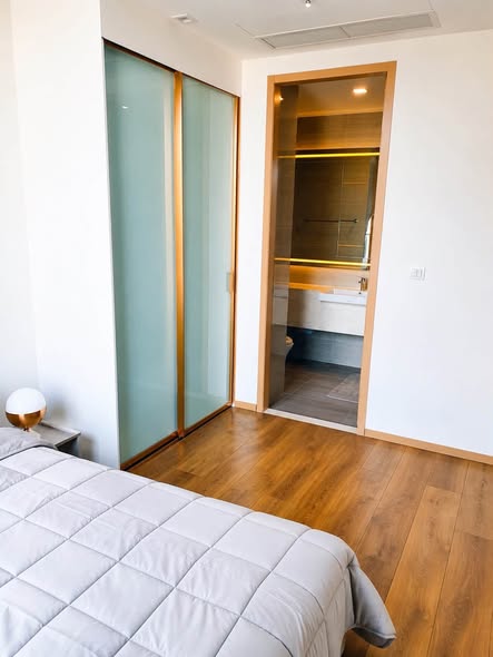 bedroom and room interior of Noble BE33