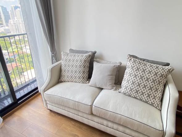 living room of Noble BE33