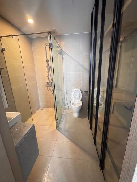 room interior and bathroom of Noble Ploenchit