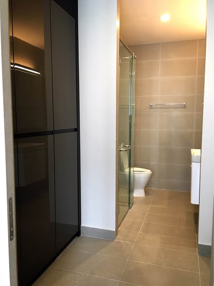 room interior and bathroom of Noble Ploenchit
