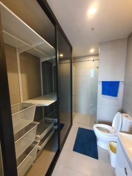 room interior and bathroom of Noble Ploenchit
