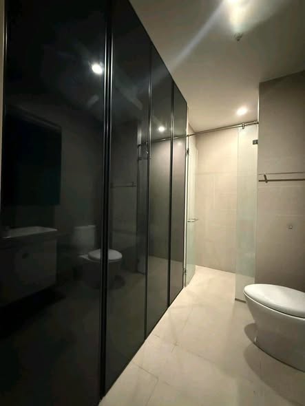 room interior and bathroom of Noble Ploenchit