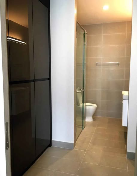 room interior and bathroom of Noble Ploenchit