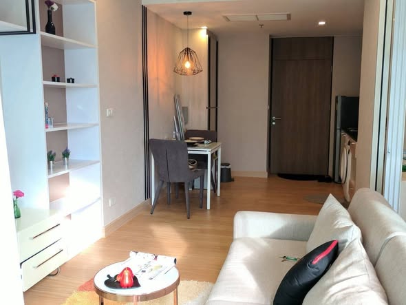 room interior of Noble Remix