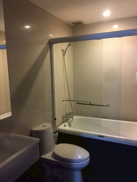 room interior and bathroom of Noble Remix