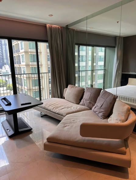 bedroom and living room of Noble Solo