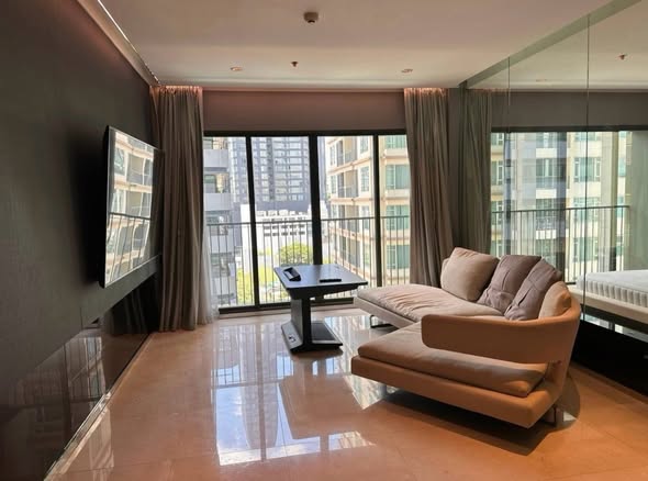 bedroom and living room of Noble Solo