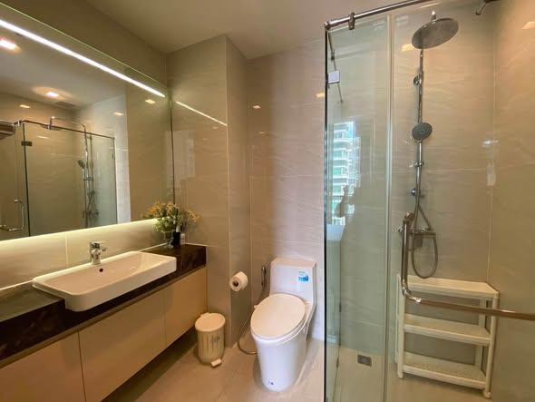 room interior and bathroom of Noble State Sukhumvit 39
