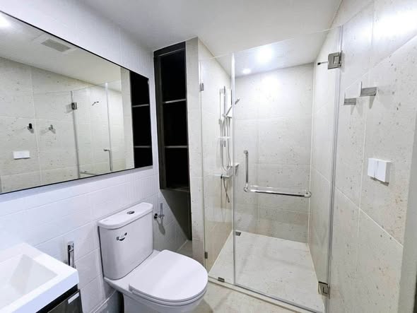 bathroom of Nue Cross Khu Khot Station (นิว ครอส คูคต สเตชัน)