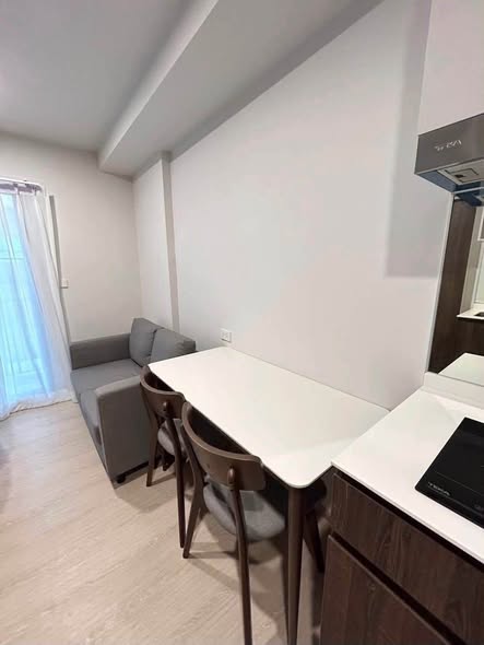 room interior of Nue Cross Khu Khot Station (นิว ครอส คูคต สเตชัน)