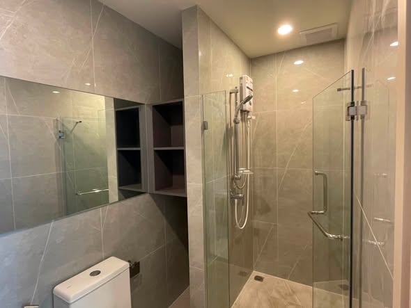 room interior and bathroom of Nue District R9