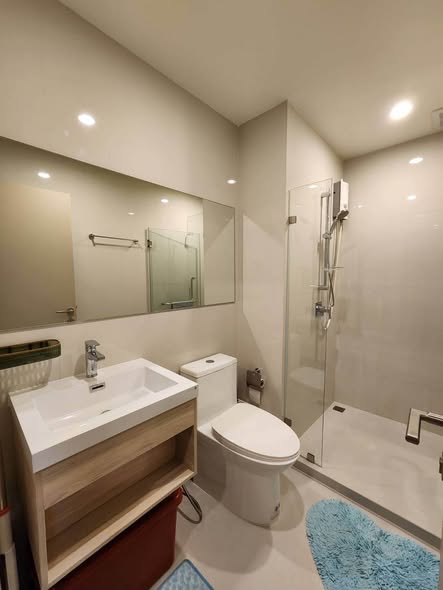 bathroom of NUE Noble Ratchada Lat Phrao (นิว โนเบิล รัชดา ลาดพร้าว)