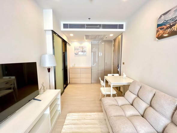 living room and bedroom of One9Five Asoke – Rama 9
