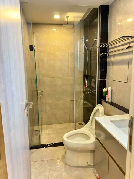 room interior and bathroom of One9Five Asoke – Rama 9