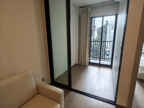 bedroom and room interior of Park​ Origin​ Phaya Thai