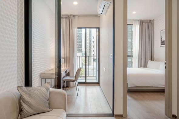 bedroom and room interior of Park​ Origin​ Phaya Thai