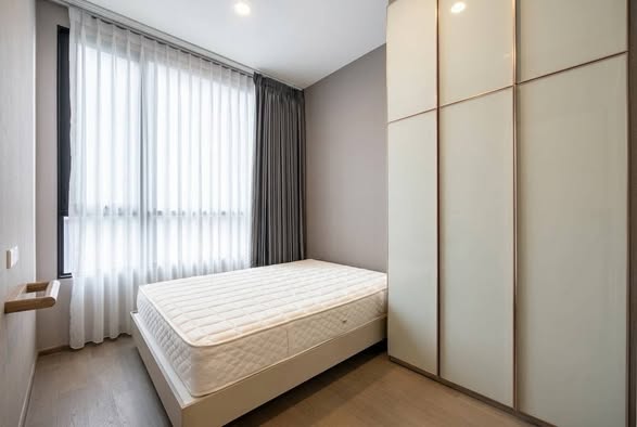 bedroom and room interior of Park​ Origin​ Phaya Thai