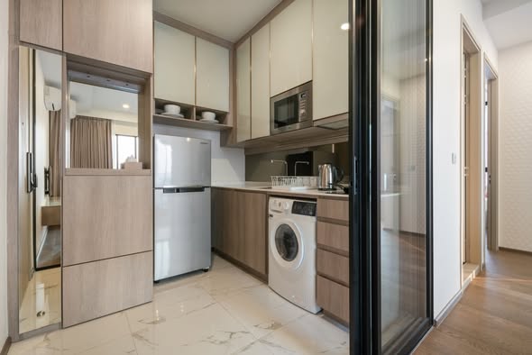 room interior and bathroom of Park​ Origin​ Phaya Thai