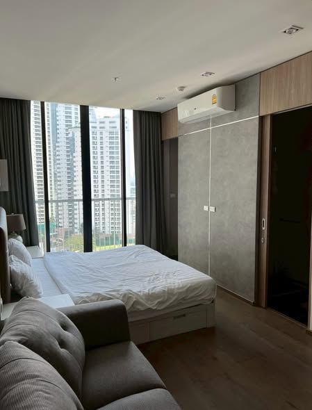 bedroom of Park Origin Phrom Phong