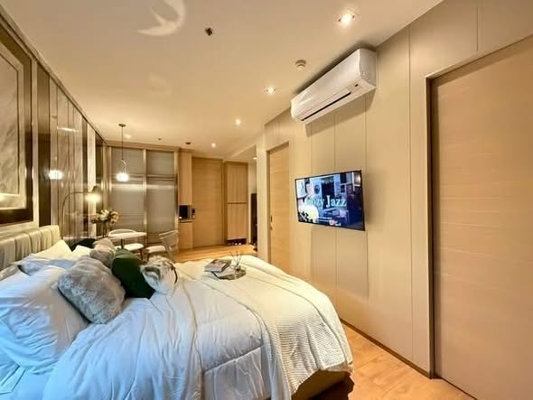 bedroom of Park Origin Phrom Phong