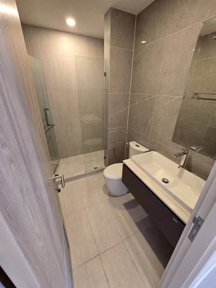 room interior and bathroom of Perfect Masterpiece Rama 9-Krungthep Kreetha