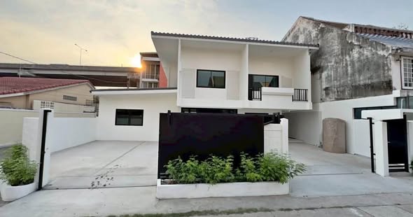 Phatthanakan 12 Alley