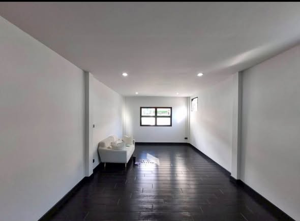 room interior of Phatthanakan 12 Alley