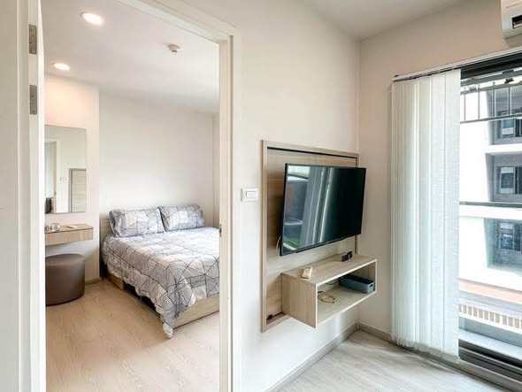 bedroom and room interior of Phyll Phahol 34