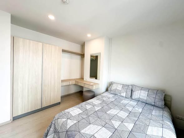 bedroom and room interior of Phyll Phahol 34