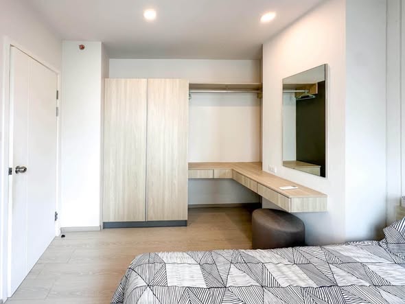 bedroom and room interior of Phyll Phahol 34